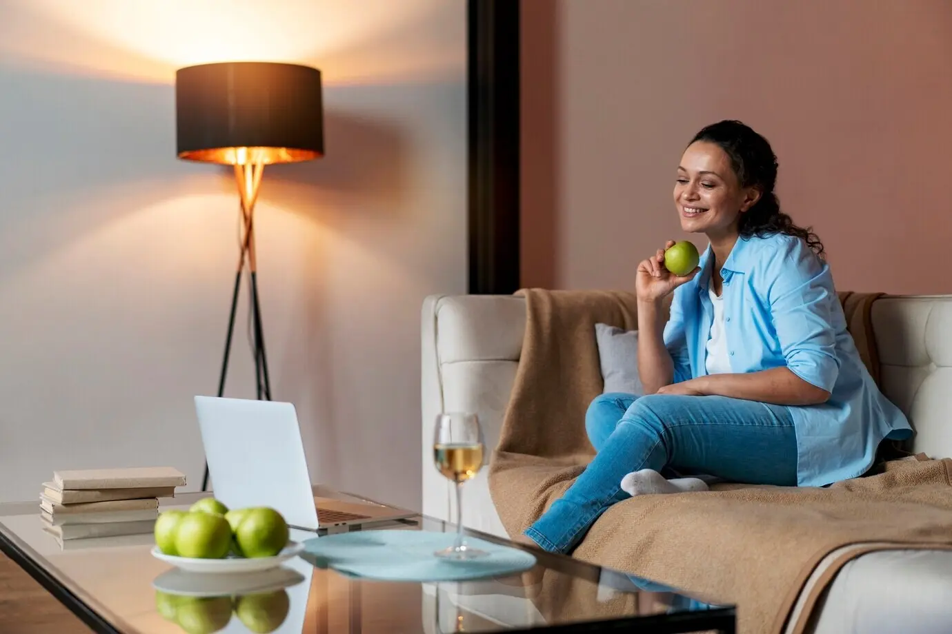 Eine Frau, die mit ihrer Fernliebe spricht.