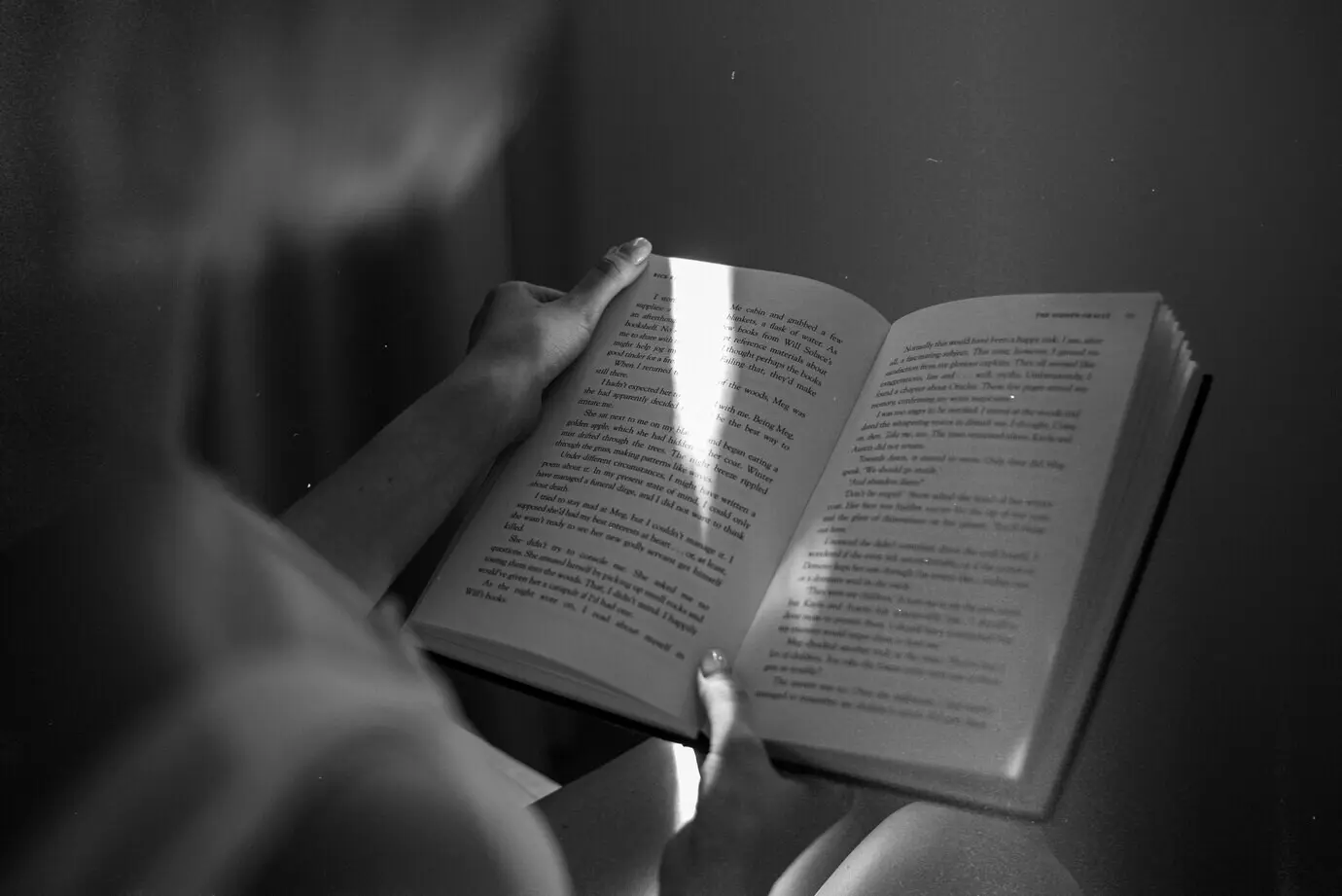 Seitenansicht einer Frau, die ein Buch liest