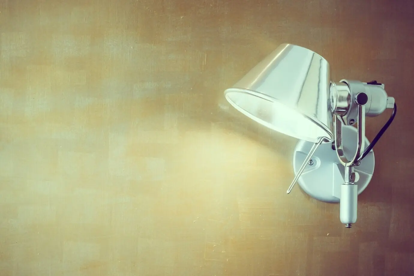 Bitte sende mir die ursprüngliche Beschreibung der „Light lamp“, damit ich sie auf Deutsch umformulieren kann.