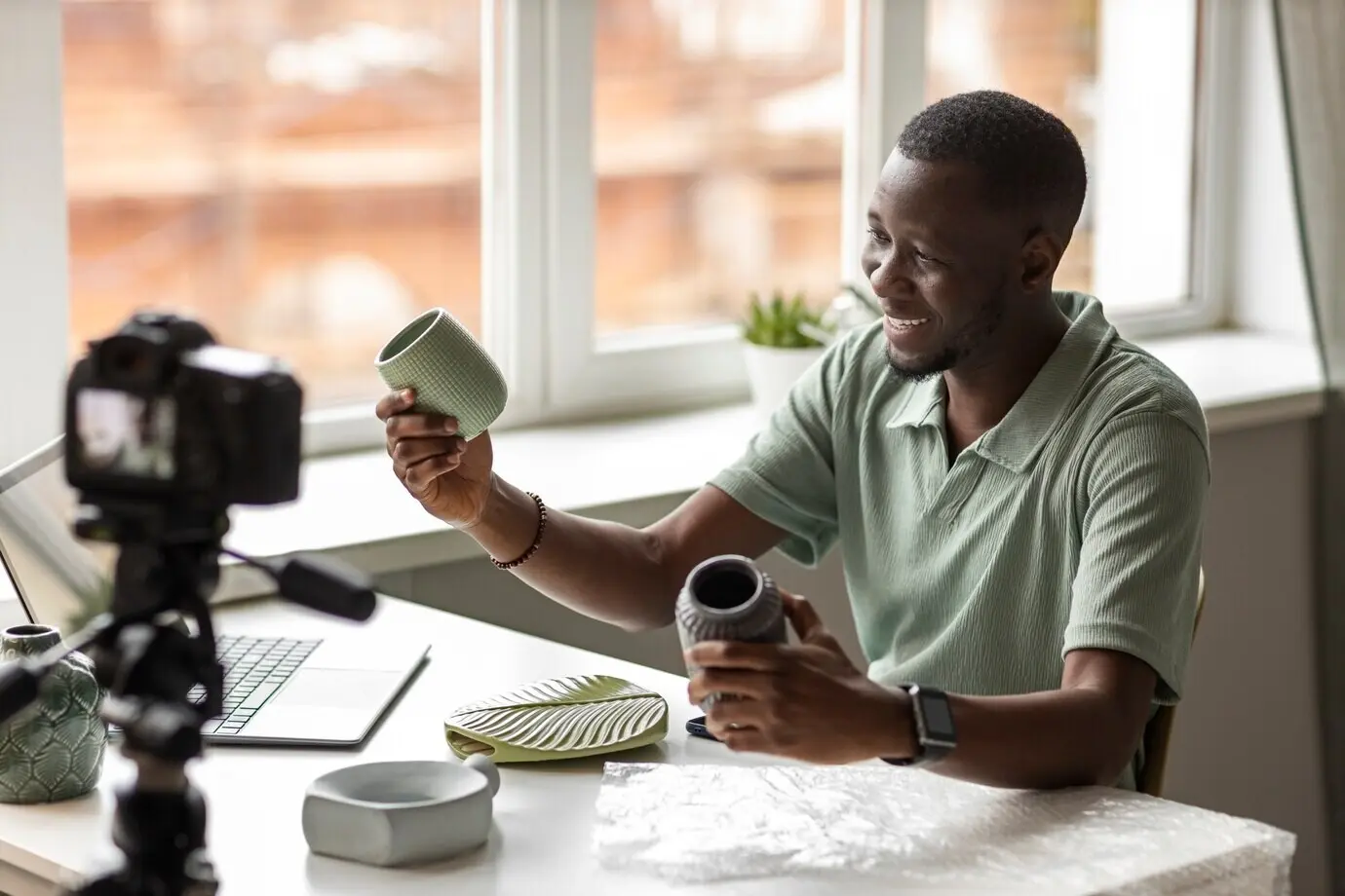 Person, die einen Live-Shop organisiert